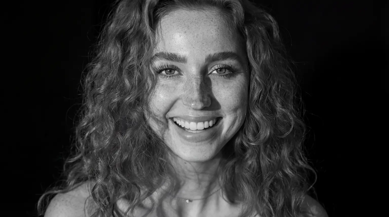 Professionelle Fotografin Nadine Tiemann in ihrem Fotostudio in Hamburg, umgeben von hochwertigem Equipment.